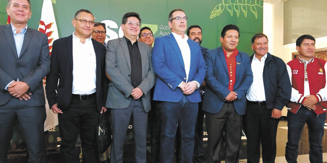 El ministro de Economía, Marcelo Montenegro, junto a los gobernadores.