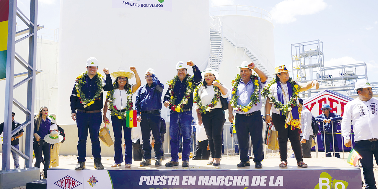 El presidente Luis Arce, junto a uan comitiva en la inaguración de la Planta de Biodiésel 1, en Santa Cruz. Fotos: YPFB