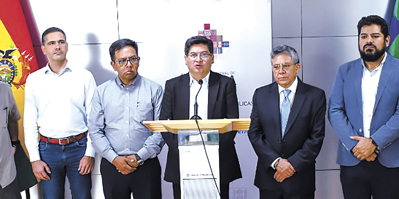 El ministro Marcelo Montenegro con el sector agroindustrial cruceño y el presidente de la CEPB, Giovanni Ortuño. | Foto: MEFP