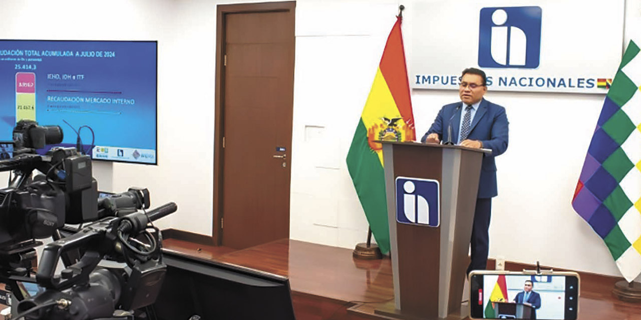 El presidente del SIN, Mario Cazón, en conferencia de prensa.