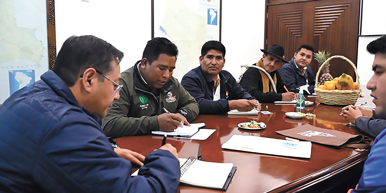 El presidente Luis Arce con dirigentes de Cofecay en la Casa Grande del Pueblo. Foto:  Presidencia