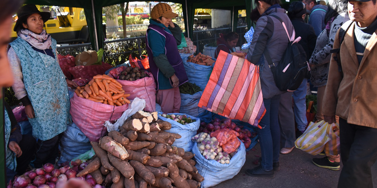 Un mercado de abasto en La Paz. Foto: ARCHIVO