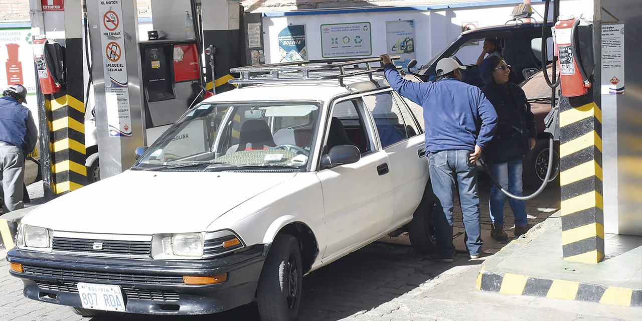 Comercialización de combustibles en una estación de servicio de La Paz. | Foto: APG