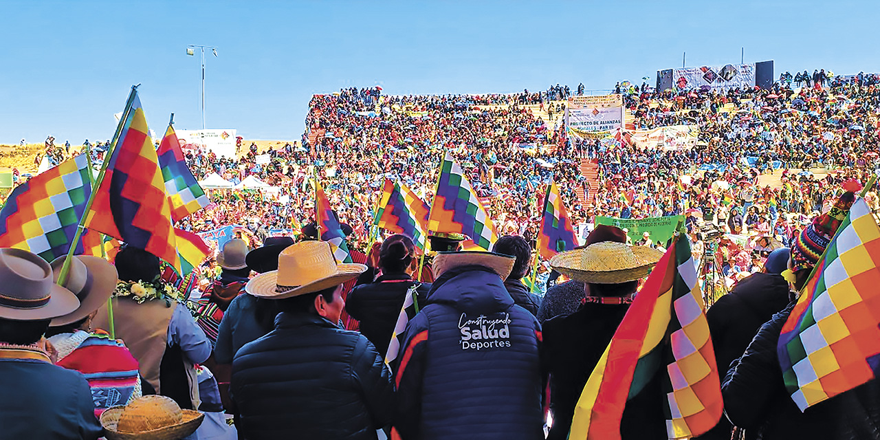 Multitudinaria concentración en el campo ferial de Cantumarca, en Potosí.  | Foto: MDRyT