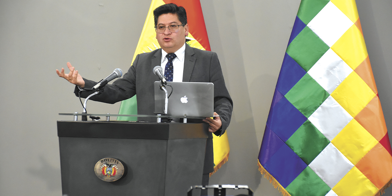 El ministro de Economía y Finanzas Públicas, Marcelo Montenegro, en conferencia de prensa. 