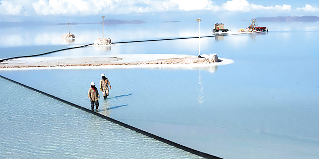 Trabajadores de YLB en el salar de Uyuni, Potosí. | Foto: Archivo