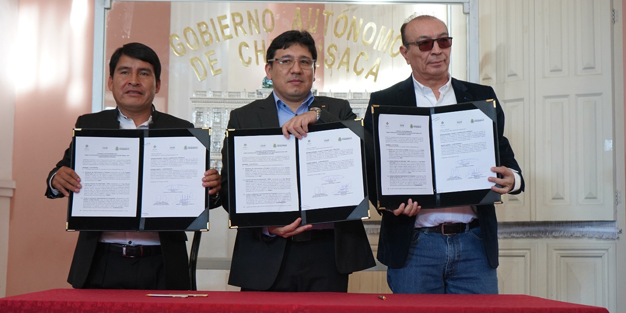 El ministro Molina (centro) junto a autoridades de ENDE y de la Gobernación de Chuquisaca. Foto: ENDE