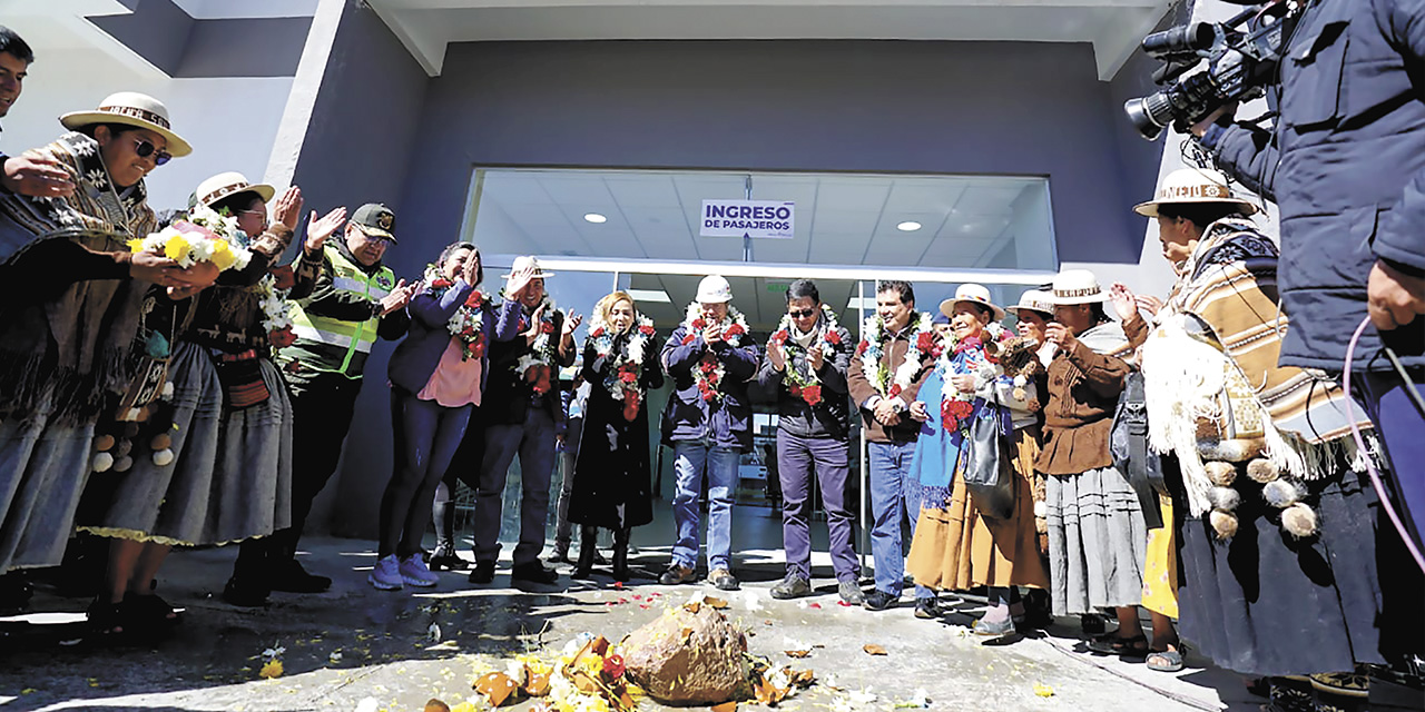 El presidente Luis Arce encabeza la tradicional ch’alla del nuevo recinto multipropósito de frontera en Tambo Quemado. | Foto: Presidencia