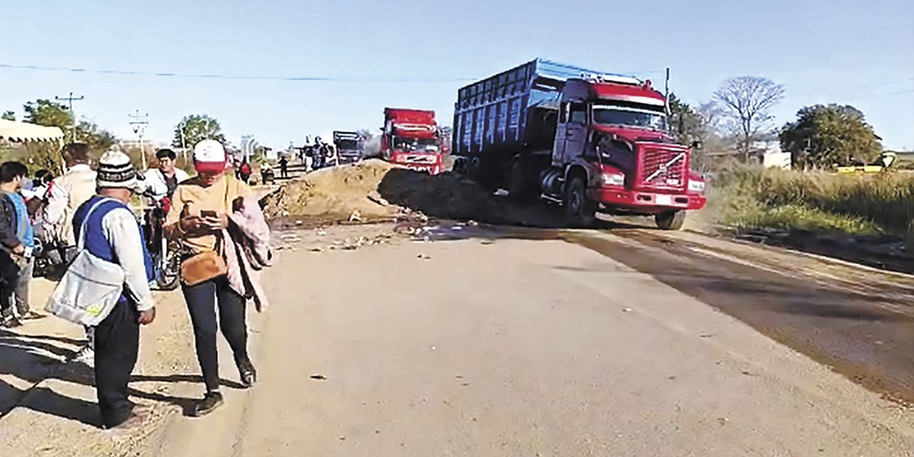 Camiones empiezan a atravesar el punto de bloqueo en el ingreso a San Julián, luego de la determinación asumida en ese municipio. | Foto: Radio Comunitaria San Julián