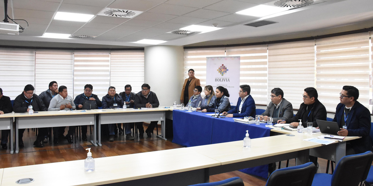 El encuentro entre el ministro de Economía, Marcelo Montenegro, y los dirigentes de la Confederación Sindical de Choferes de Bolivia. Foto: Jorge Mamani