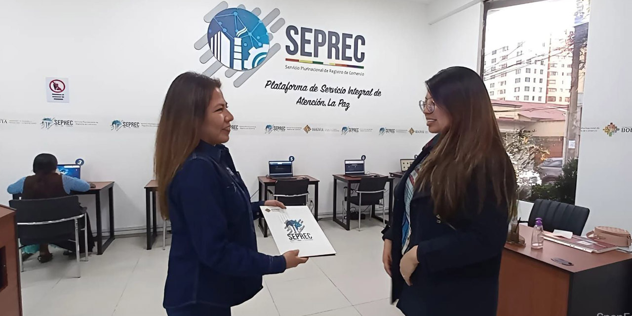 Entrega de una matrícula de comercio de parte del personal del Seprec.