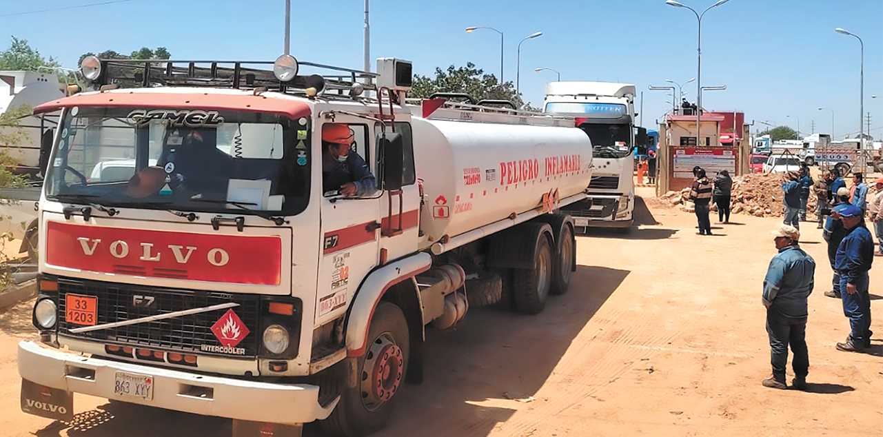 Los camiones cisterna que transportan combustibles en Santa Cruz. Foto: RRSS