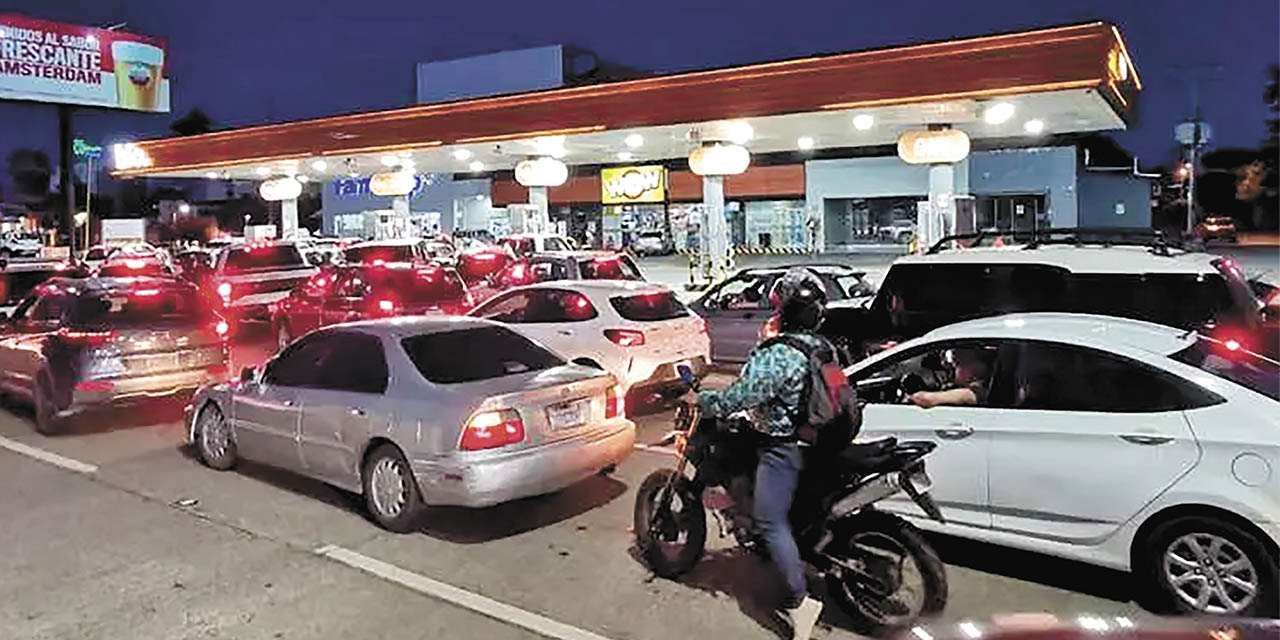 Las filas de motorizados por combustibles en Santa Cruz. | Foto: Archivo