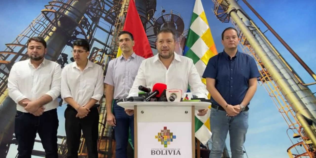 El ministro de Hidrocarburos, Alejandro Gallardo, y el presidente de los empresarios de Santa Cruz, Oscar Mario Justiniano, junto a otras autoridades.