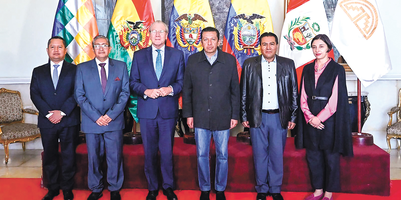 Las autoridades en el VI Consejo de Ministros de Agricultura de la Comunidad Andina, en la Cancillería de Bolivia. Foto:  Cancillería