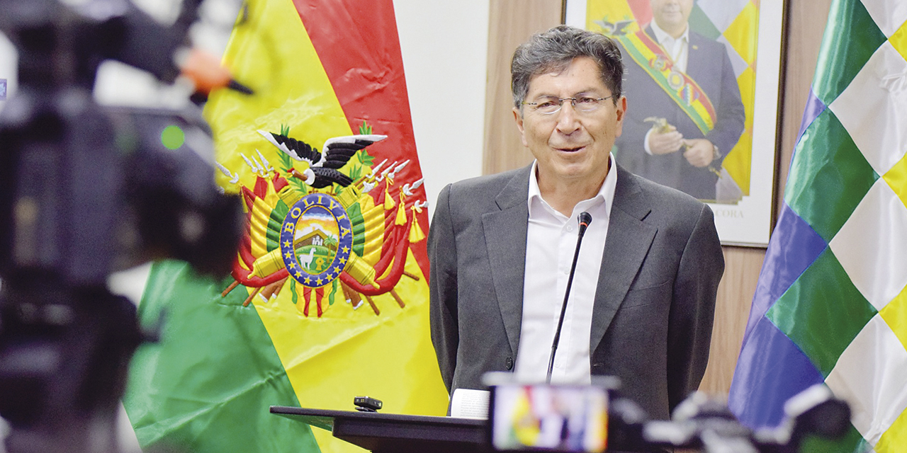 El director de la ABE, Iván Zambrana, en conferencia de prensa.