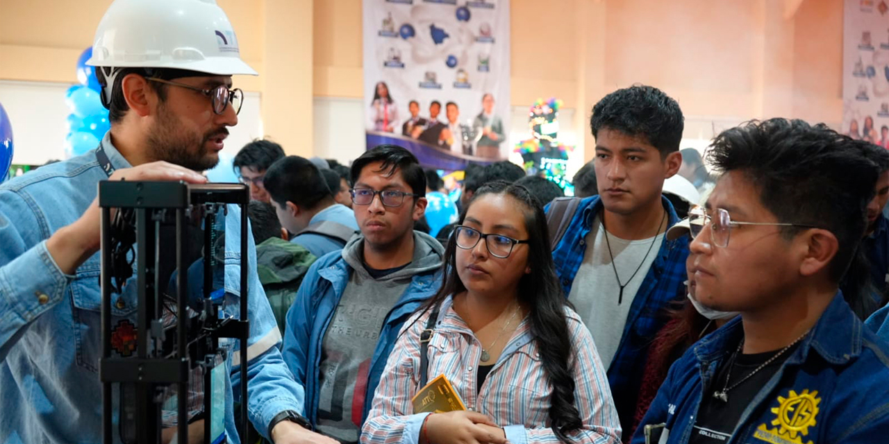 Un funcionario de la ATT da información a los jóvenes estudiantes que participaron en el lanzamiento. Foto: ATT