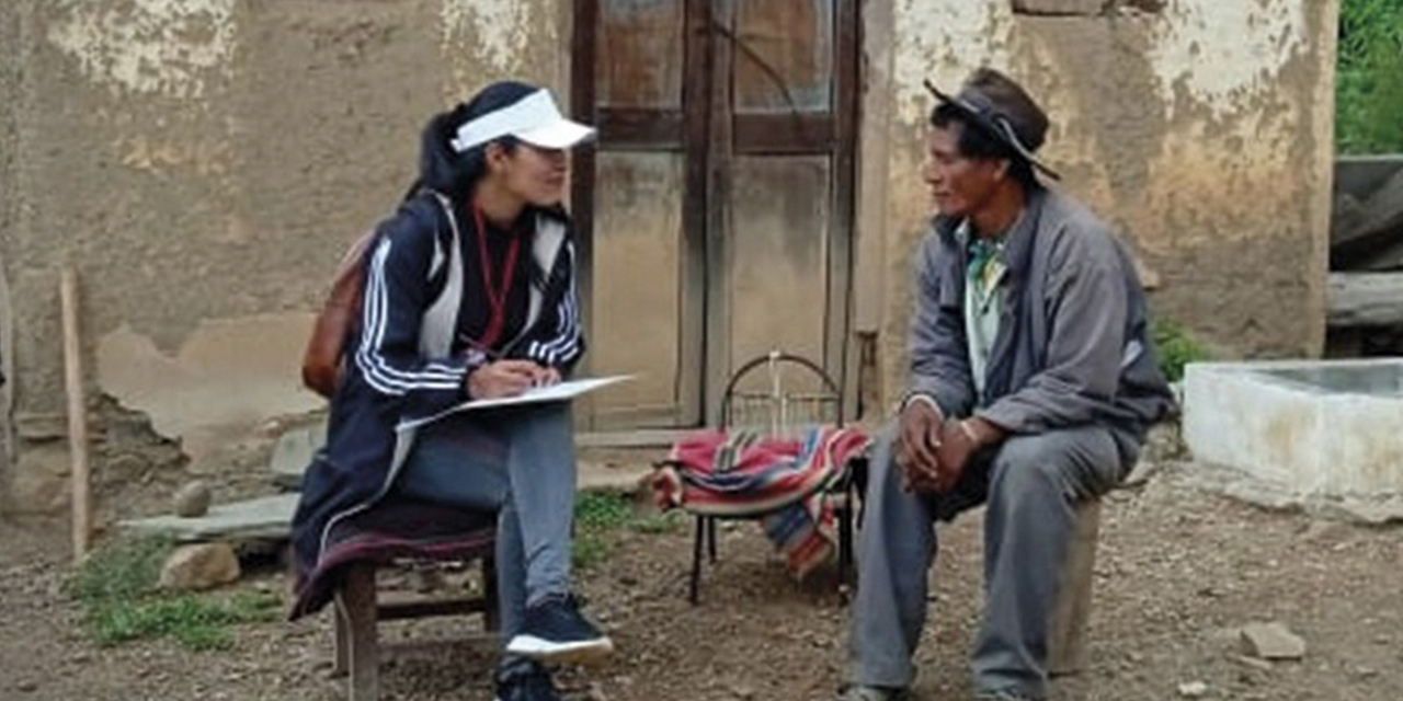 Una encuestadora con un poblador del municipio de Zudáñez, en el departamento de Chuquisaca. Foto: INE