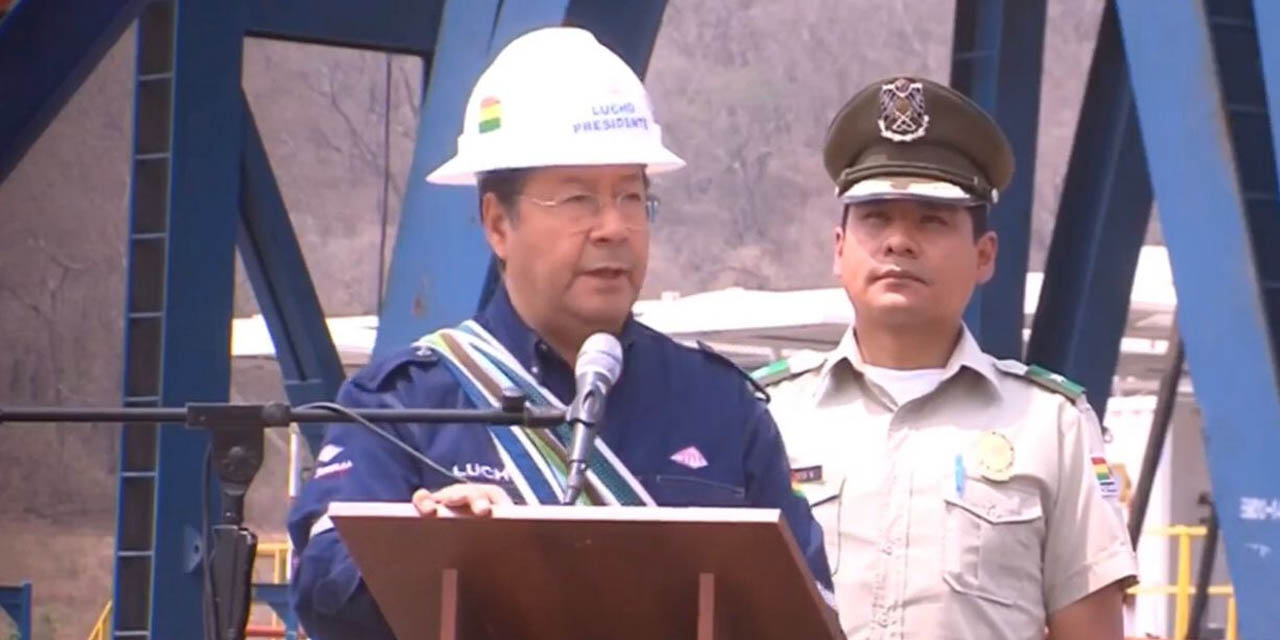 Arce durante la inspección de las obras de perforación del pozo CHA-X1. Foto: Captura