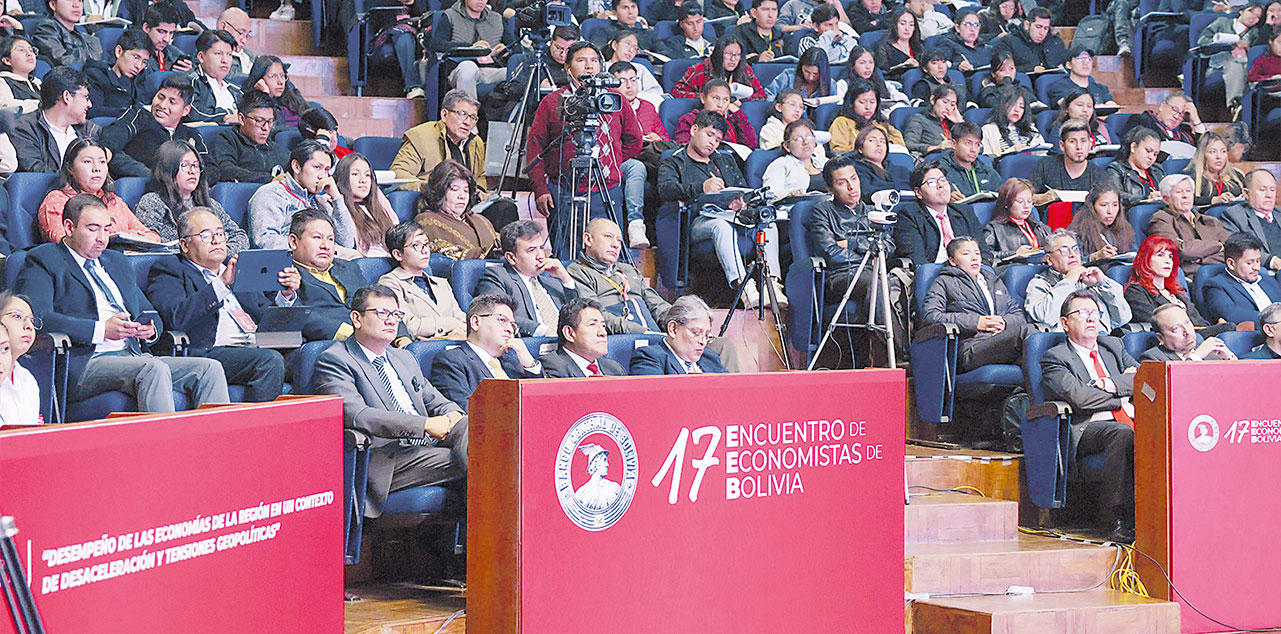 Parte de los economistas y estudiantes que asistieron al evento. Foto: BCB