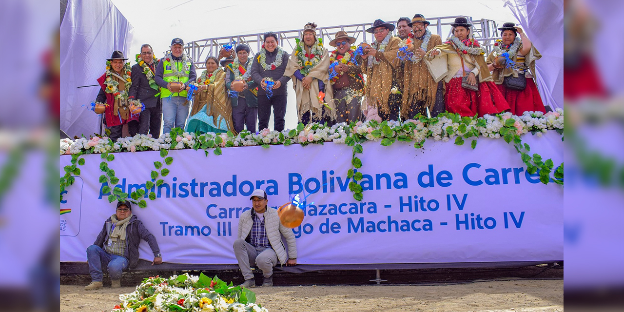 El presidente Luis Arce junto a autoridades nacionales y locales, en el acto de inicio de obras de la carretera, ayer. Foto: MOPSyV