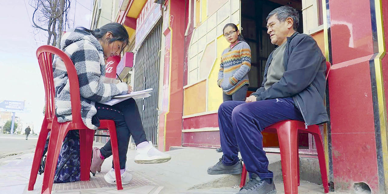 Una censista toma los datos a un habitante en la ciudad de El Alto durante el Censo 2024.