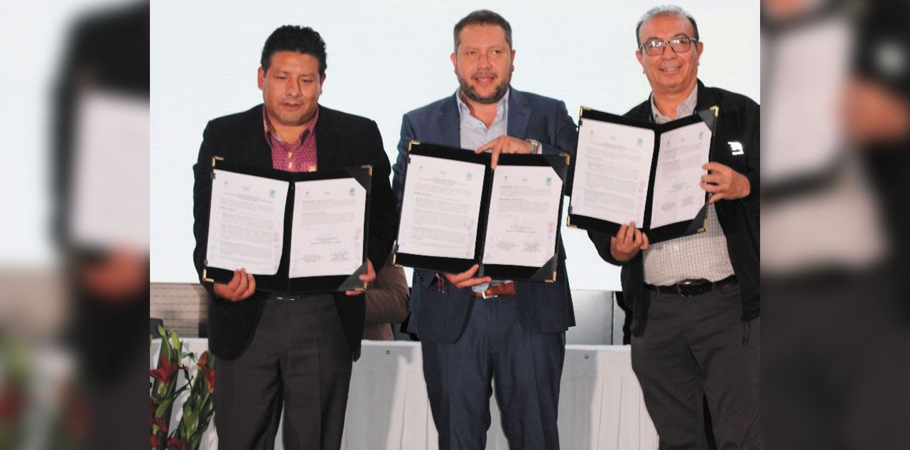 El ministro de Hidrocarburos, Alejandro Gallardo (centro), junto a autoridades firmantes del acuerdo. Foto: ENDE