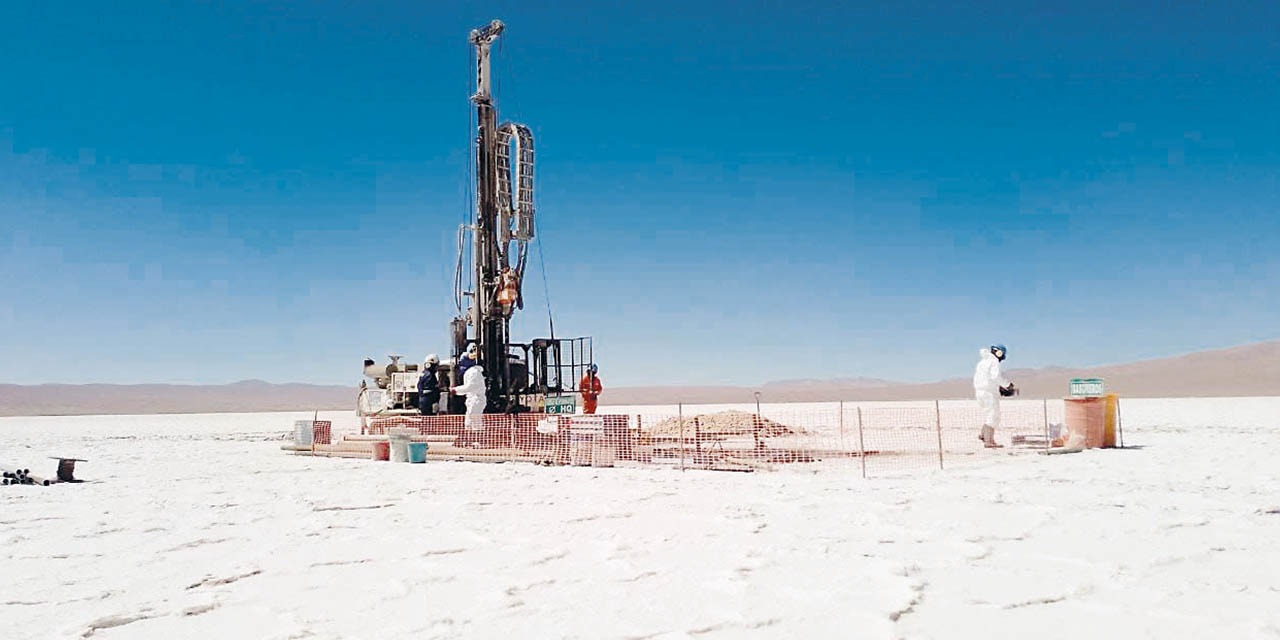 Trabajos de investigación en el salar de Coipasa, Oruro.