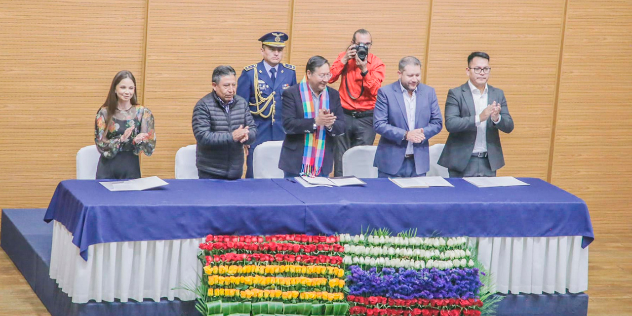 Las autoridades que participaron en el acto oficial de la firma del contrato. Foto:  MHE