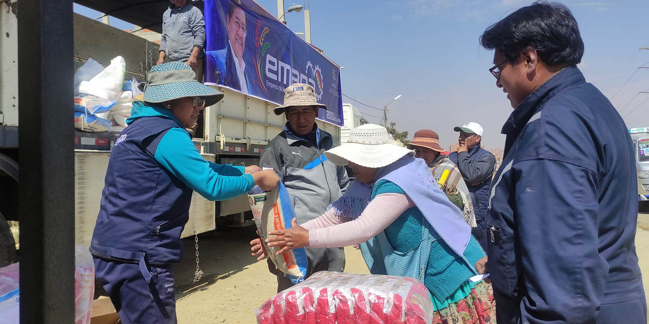 Una de las ferias móviles de Emapa, en El Alto. Foto: Emapa.