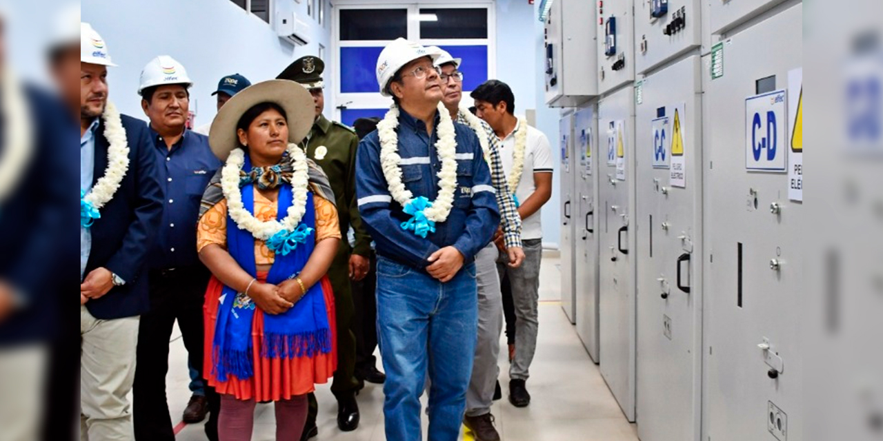 El presidente Luis Arce recorre las instalaciones de Elfec. Foto: Min. Hidrocarburos y Energía