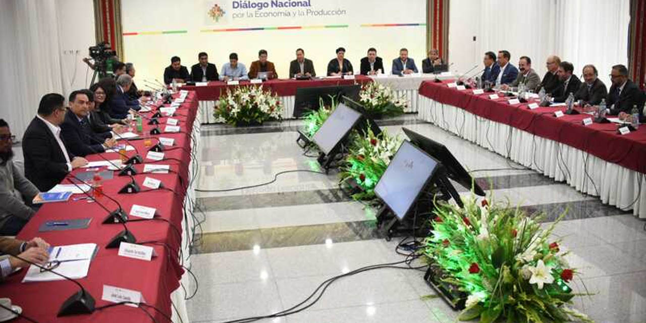 El presidente Luis Arce, ministros y empresarios en el “Diálogo Nacional por la Economía y la Producción” en la Casa Grande del Pueblo. Foto archivo