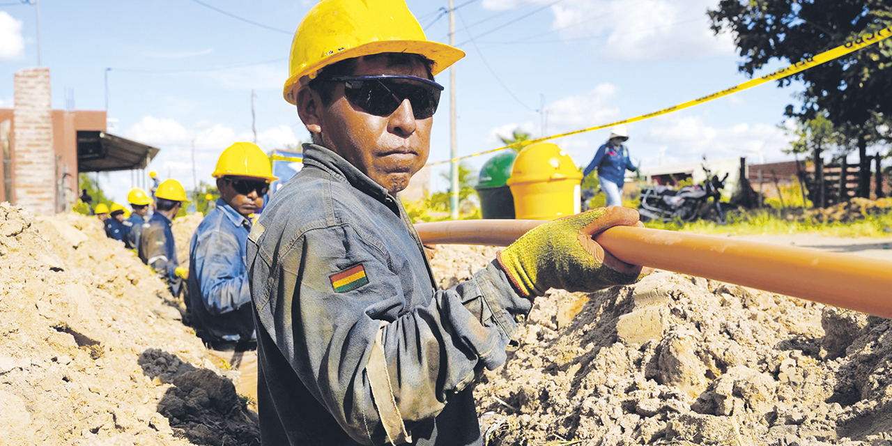 Trabajadores instalan las redes de gas domiciliario.