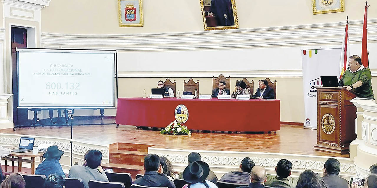 El director del INE, Humberto Arandia, junto a técnicos en la socialización de datos en Chuquisaca.  | Foto: INE