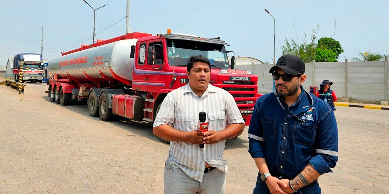 Una de las cisternas transporta el diésel importado. Foto:VDSySC