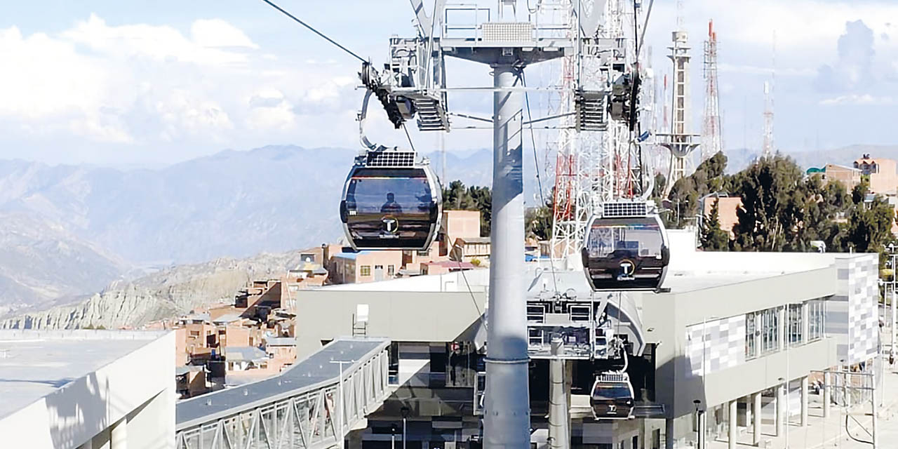 Las cabinas de la Línea Plateada de Mi Teleférico. | Foto: RRSS