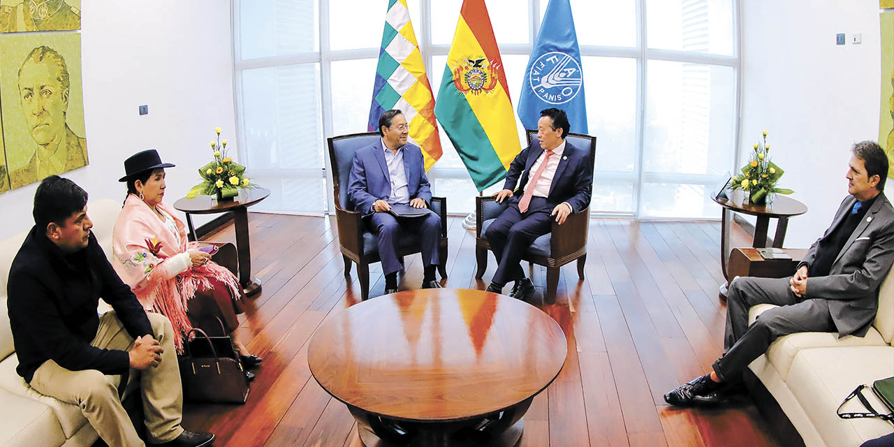 Las autoridades de Bolivia y representantes de la FAO, durante el encuentro en la Casa Grande del Pueblo, en La Paz.  | Foto: Presidencia