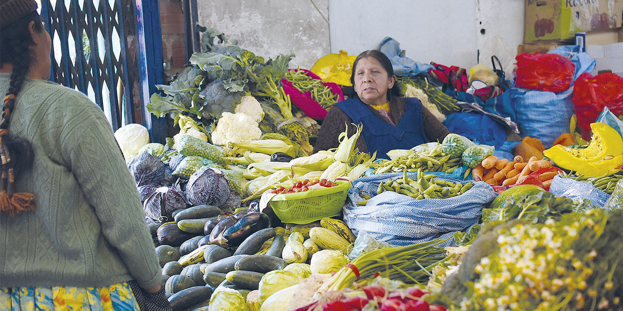 Venta de productos agropecuarios en un mercado popular en la ciudad de La Paz.