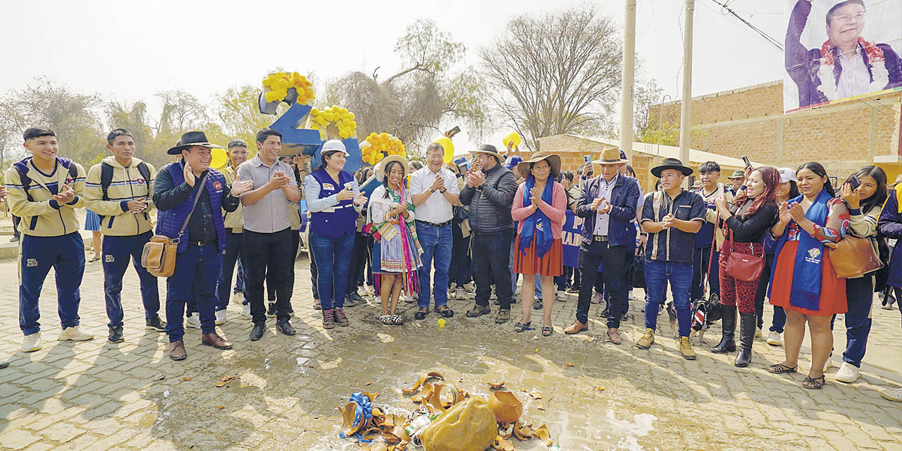 La inauguración de una obra de enlosetado en Cochabamba. | Foto: Presidencia