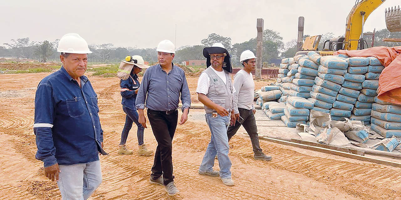 El gerente de Emapa, Franklin Flores, inspecciona la edificación de la planta.  | Foto: Emapa