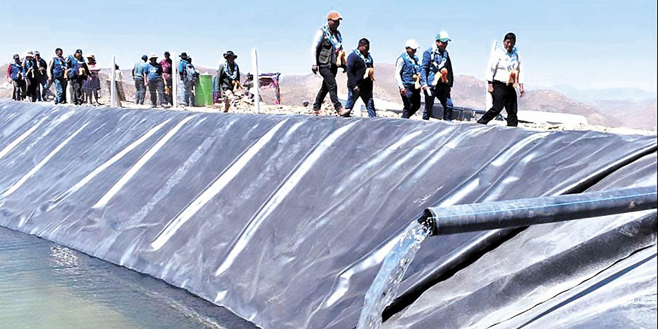 Uno de los proyectos entregados que busca fomentar la producción de durazno. | Foto: MDRyT