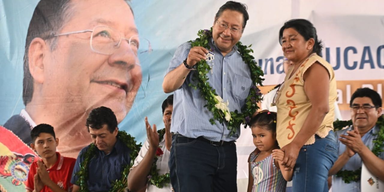 Presidente Arce entrega la llave a una beneficiaria de las viviendas sociales. Foto: Comunicación Presidencial