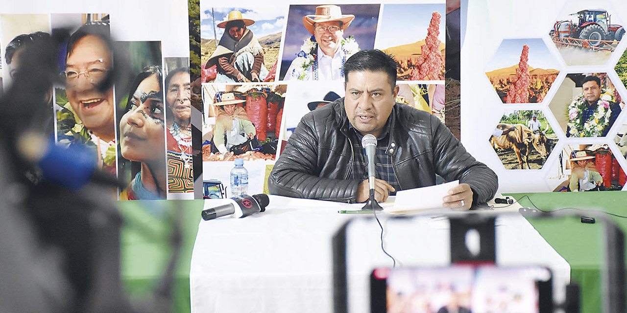 El ministro de Desarrollo Rural y Tierras, Juan Flores, en conferencia de prensa. 