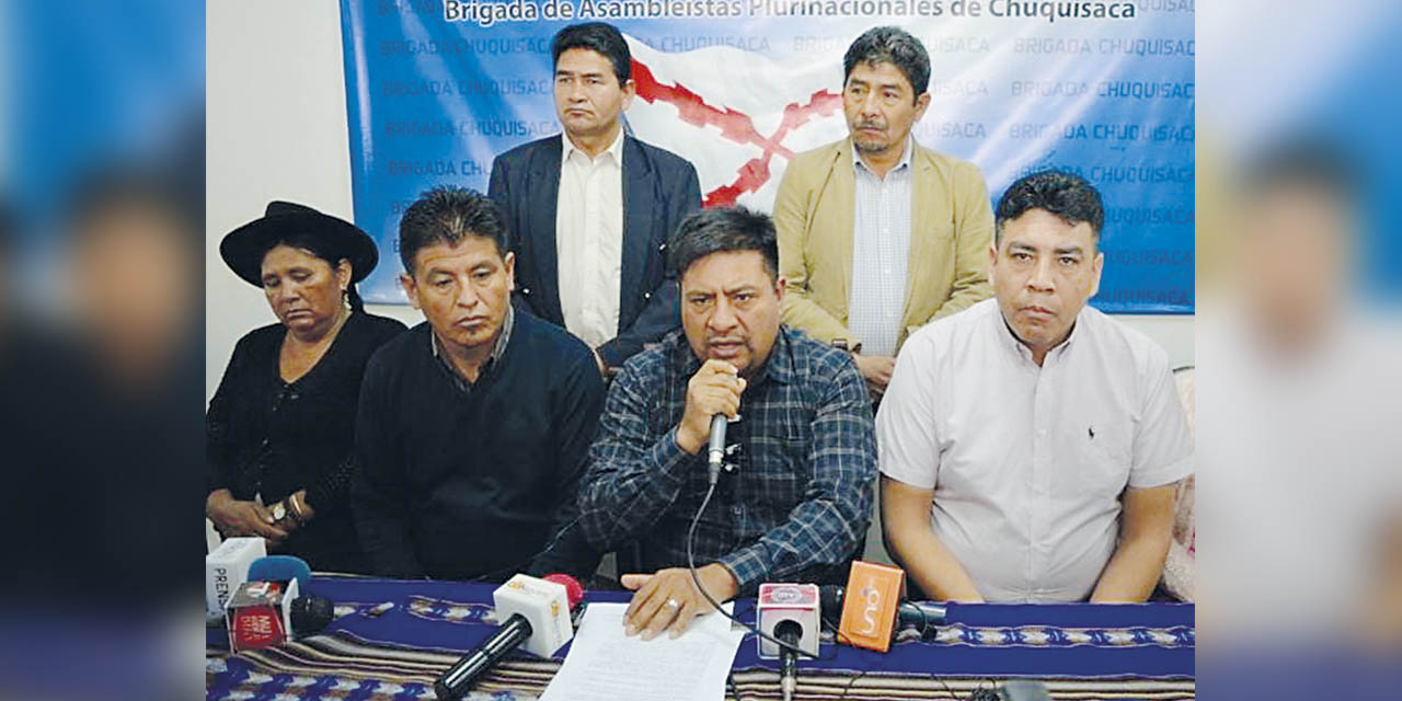 El ministro Juan Flores junto a dirigentes agropecuarios de Chuquisaca.  | Foto: MDRyT