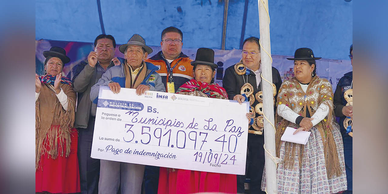 Entrega simbólica de los recursos para municipios afectados de La Paz.  | Foto: Presidencia