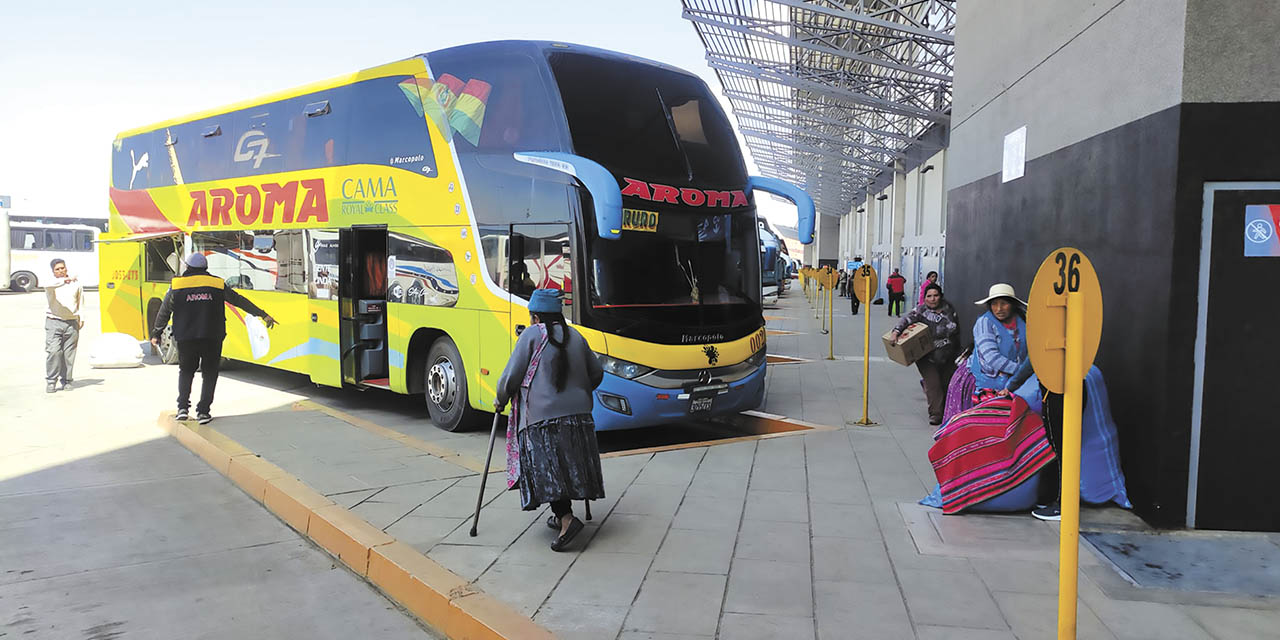 Una flota del transporte de pasajeros en la Terminal Metropolitana de El Alto.  | Foto: Archivo