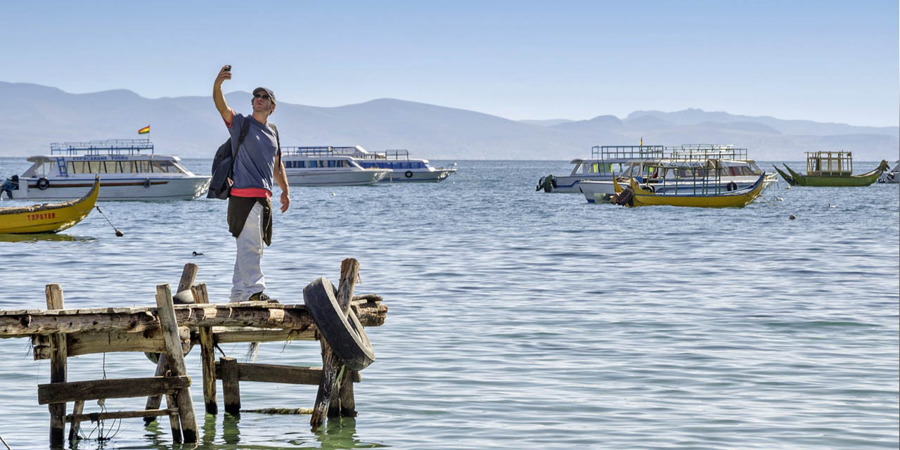 Un turista en el lago Titicaca, en el departamento de La Paz. Foto: Archivo