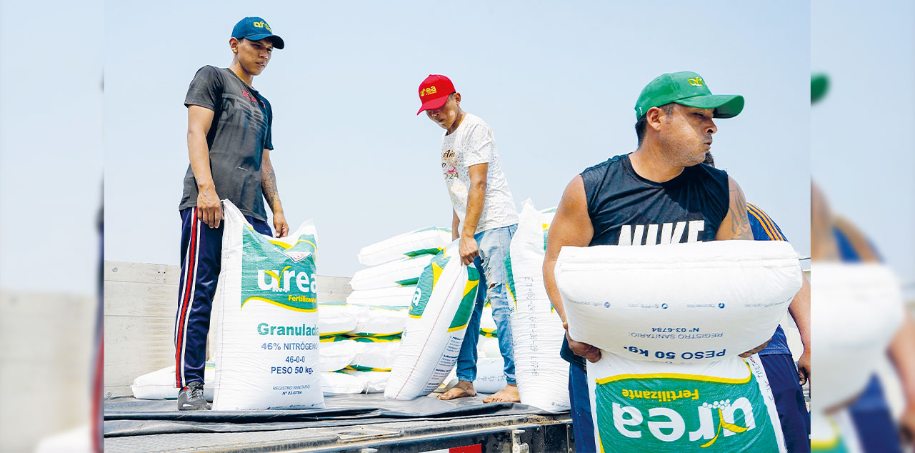 El traslado de la urea producida por YPFB. Foto: YPFB