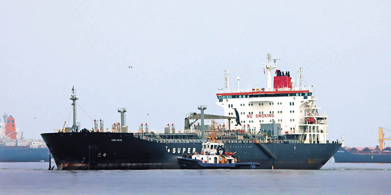 Uno de los buques petroleros que llegó al Puerto de Arica con combustible para Bolivia.