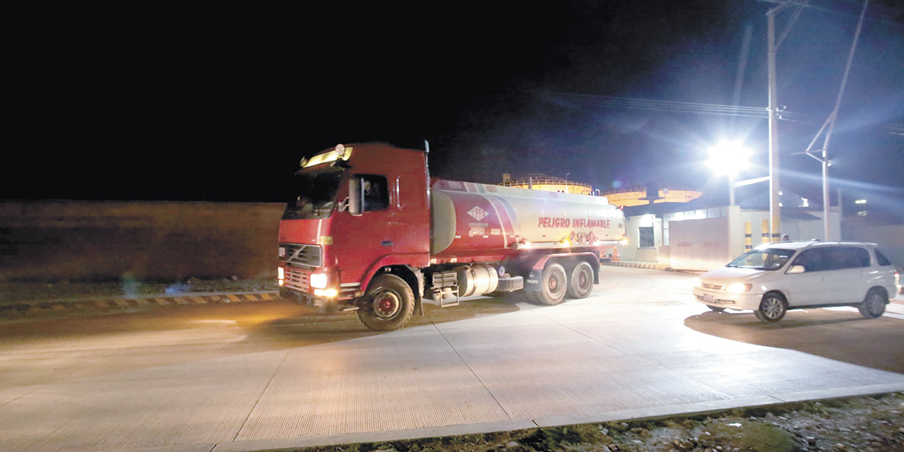 El despacho de combustibles de una planta de almacenaje de YPFB. | Foto: Josué Cortéz